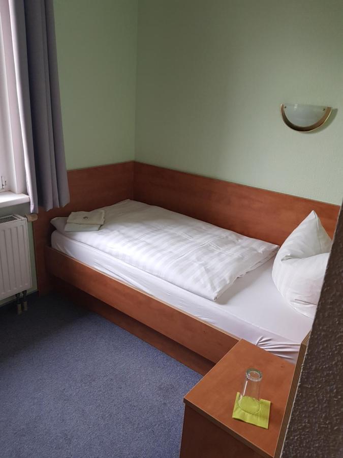 Hotel Zur Altstadt Calbe Bagian luar foto