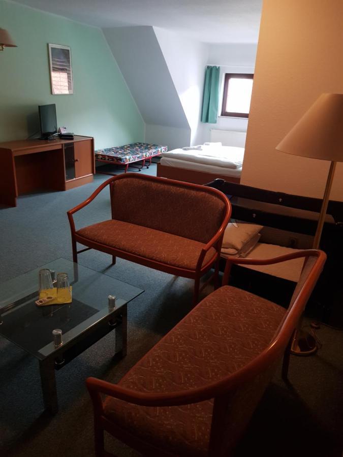 Hotel Zur Altstadt Calbe Bagian luar foto