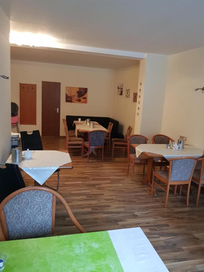 Hotel Zur Altstadt Calbe Bagian luar foto