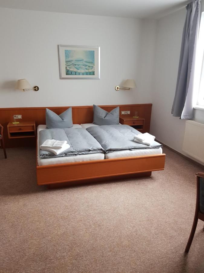 Hotel Zur Altstadt Calbe Bagian luar foto